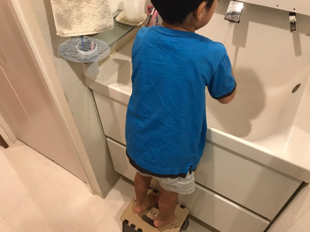 手を洗う時の踏み台として使用