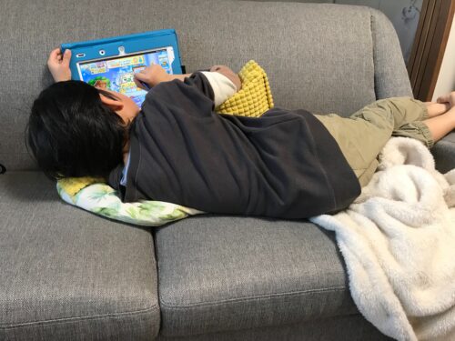 ソファで寝っ転がりながらタブレット学習